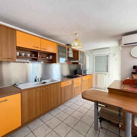 Spacieux 3 Pieces Avec Garage, Climatisation, Terrasse, Proche Centre A - Fr-1-338-584 *