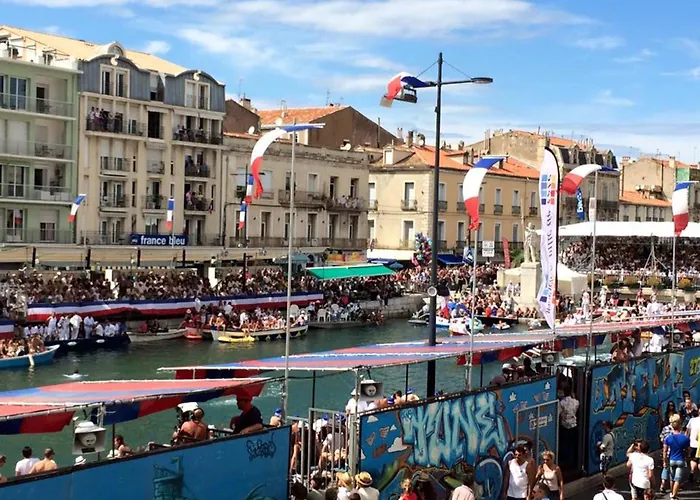 Spacieux 3 Pieces Avec Garage, Climatisation, Terrasse, Proche Centre A - Fr-1-338-584 דירה *